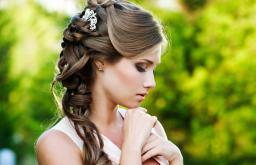 Элегантные свадебные прически на короткие стрижки Женские укладки на короткие волосы на свадьбу
