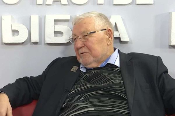 Режиссер Александр Кононов скончался на борту самолета, экстренно вернувшегося в Шереметьево