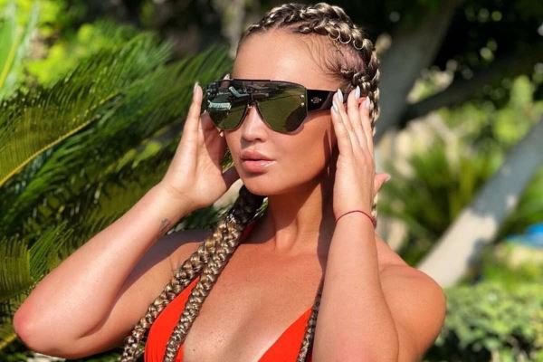 А где жених: Бузова показала как флиртует с незнакомцем на пляже